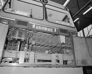 880673 Afbeelding van de geïsoleerde motor van een stadsbus in de remise van het Gemeentelijk Energie- en ...
